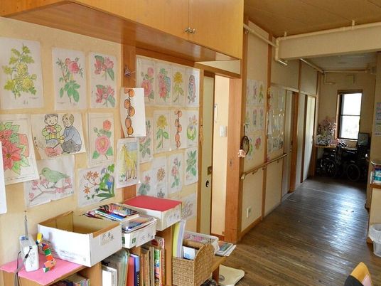 明るい廊下と掲示物