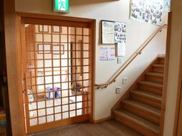 木製扉と階段の施設内観