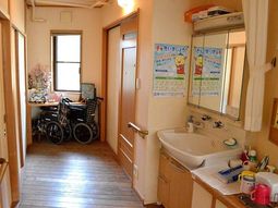 居室の洗面所と車椅子