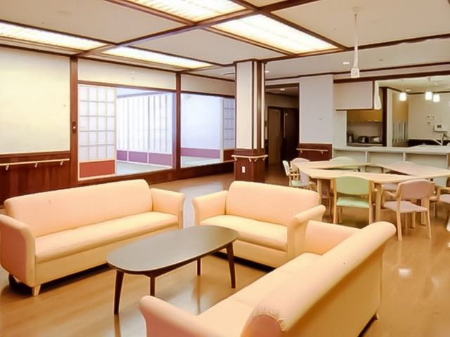 明るい共有リビング リビング   広いソファが並ぶ明るい共有スペースです。食卓もあり、入居者の方がくつろぎやすい雰囲気です。