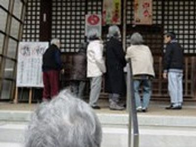 集まる人々の様子