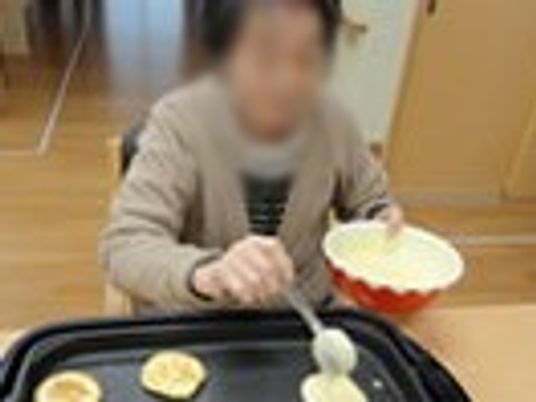 料理を楽しむ光景