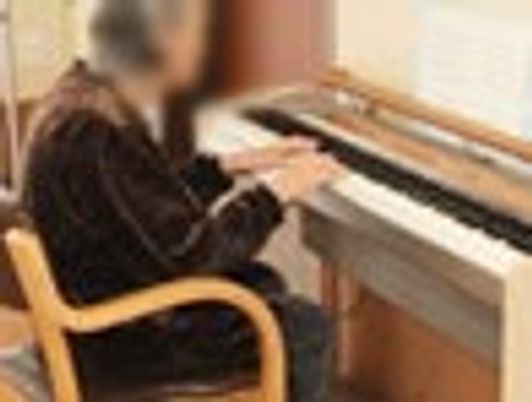 ピアノ演奏する利用者