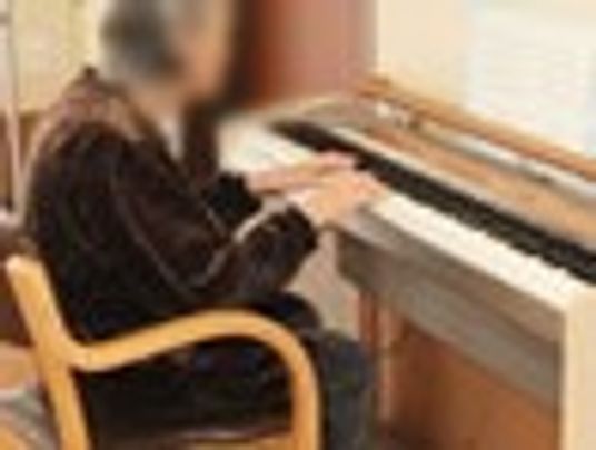 ピアノ演奏する利用者