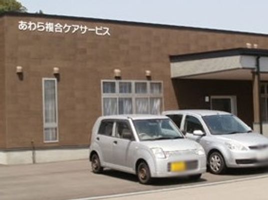 駐車場のある建物外観