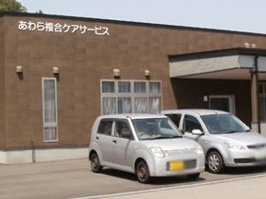 駐車場のある建物外観