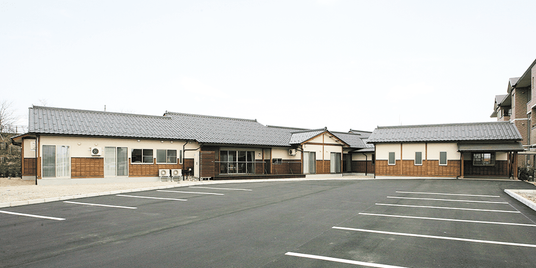 平屋建ての施設外観