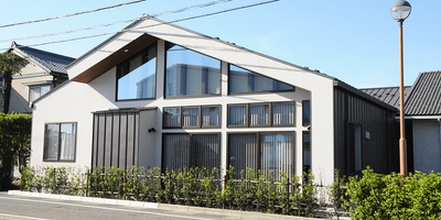 モダンな外観の建物