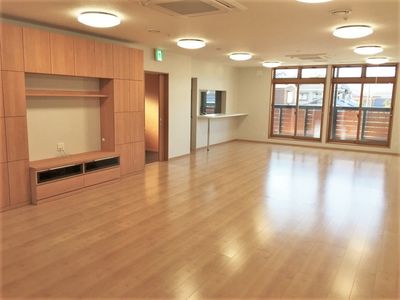木目調の床の多目的室