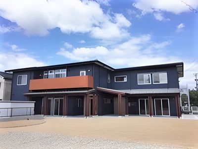 青い屋根のモダンな外観