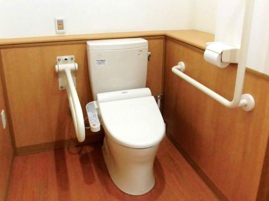 手すり付きトイレ  