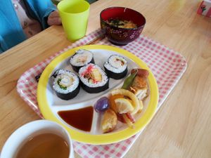 多彩な料理が並ぶ食事トレー