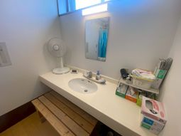 明るい洗面台の様子