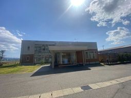 日差しが差し込む外観