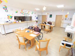 カラフルな装飾の共有スペース