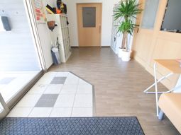 入口付近の明るい空間