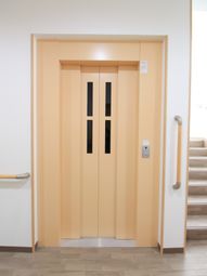 清潔なエレベーターの入口