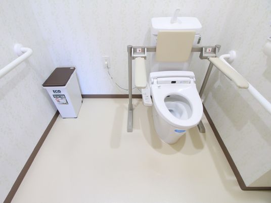 バリアフリー設計のトイレ