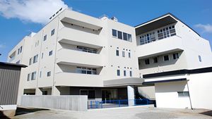 白い建物の外観