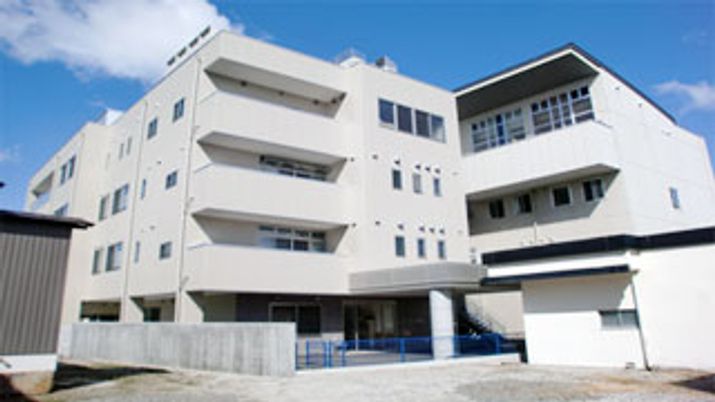 白い建物の外観