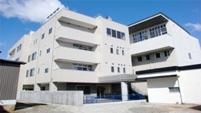白い建物の外観