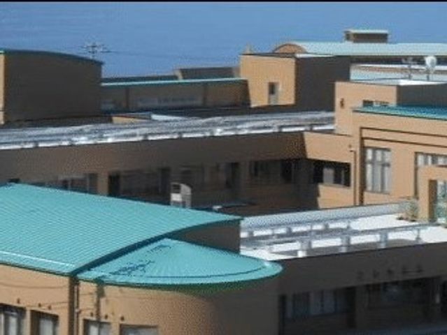 施設外観の屋根 外観   青い屋根が目を引く建物外観です。複数の棟が連なり、落ち着いた印象です。