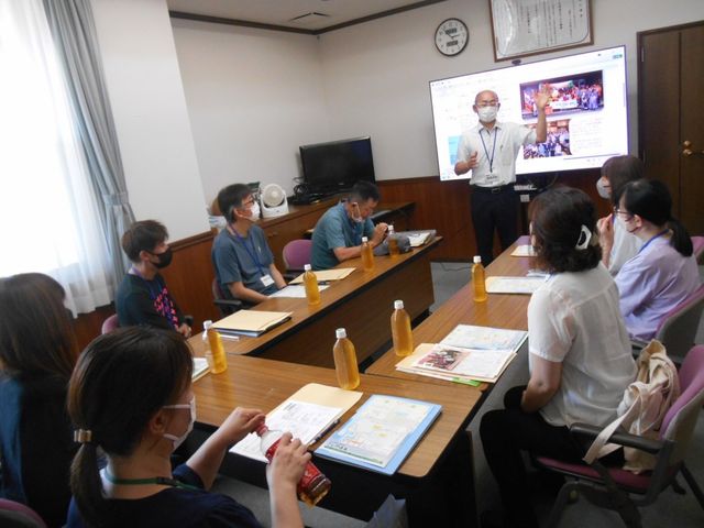 研修中の会議室 多目的室   机を囲んだ研修の場面で、資料を見ながら説明を聞いています。就業前の学びや情報共有に使いやすい空間です。