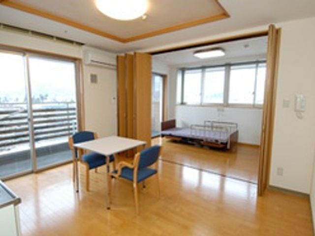 明るい居室 居室 広々とした居室は、自然光が差し込み、開放感あふれる空間です。移動しやすい設計が魅力です。