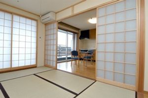明るい和室とダイニング