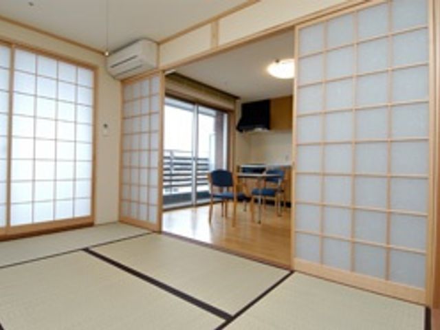明るい和室とダイニング 和室 広々とした和室で、開放的な空間が広がっています。畳の部屋から見える景色も魅力的です。