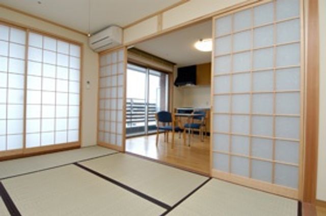 明るい和室とダイニング