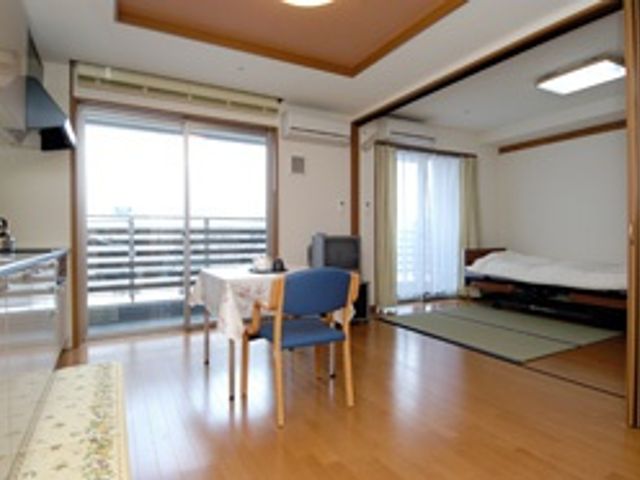 開放的な居室 居室 広々とした空間で、畳と洋室を兼ね備えたくつろぎの場です。快適な居住環境を提供します。