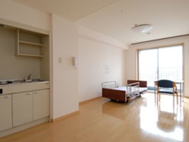 明るい居室 居室 自然光がたっぷり差し込む居室で、家具の配置が自由にできます。シンプルなデザインが特徴です。