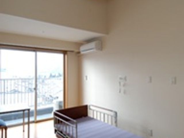 広々とした居室 居室 天井が高く、自然光が差し込む明るい居室です。快適に働ける環境が整っています。