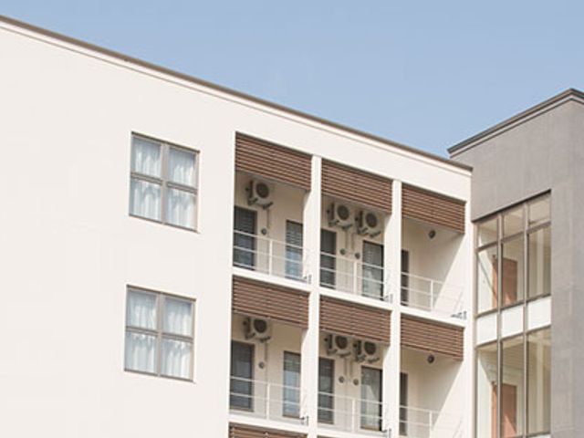 白い壁の建物外観 外観 広々とした立派な多層ビルで、洗練されたデザインが目を引きます。