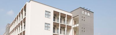 白い壁の建物外観