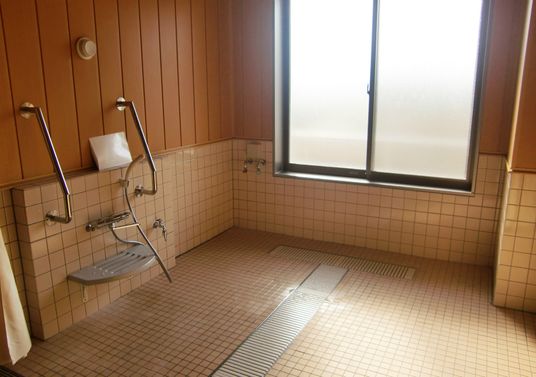 手すり付きの洗面所