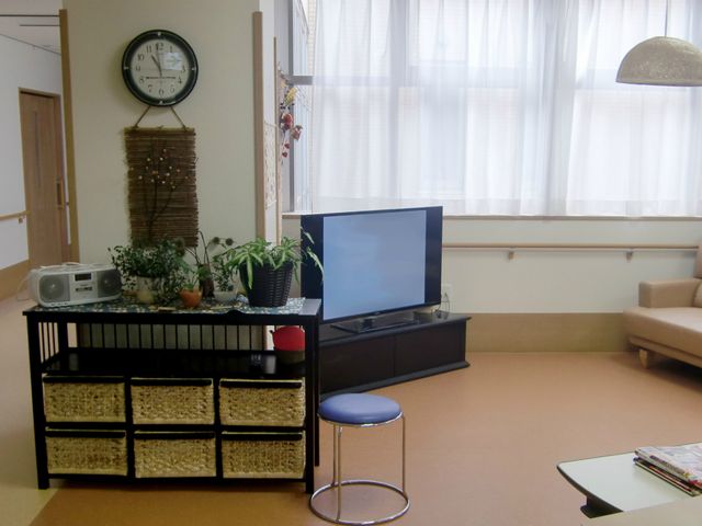 くつろげる空間ラウンジ ラウンジ 広々としたラウンジで、自然光がたっぷりと入ります。リラックスして過ごせる場所です。