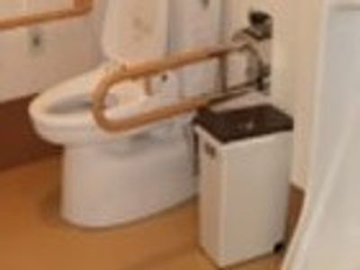 手すり付きのトイレ