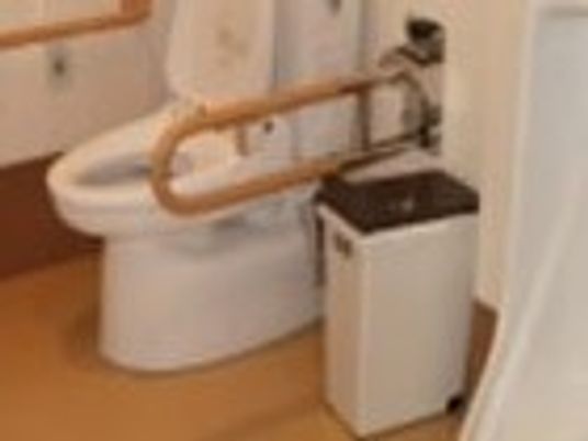 手すり付きのトイレ