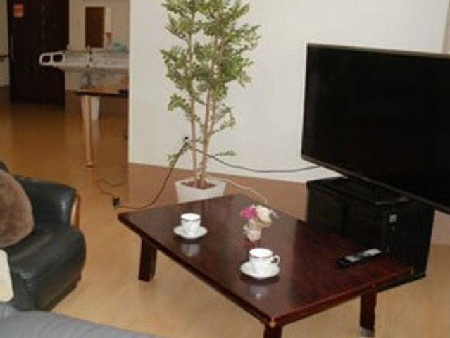 広々としたラウンジ ラウンジ 大きなテレビが備え付けられたリラックス空間です。居心地の良い雰囲気で過ごせます。