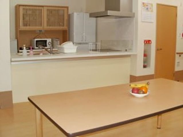 明るい調理スペースキッチン キッチン 自然光が差し込むキッチンは、広々として調理しやすい環境です。共有の場としても適しています。