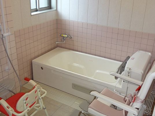 浴槽と介助椅子の浴室