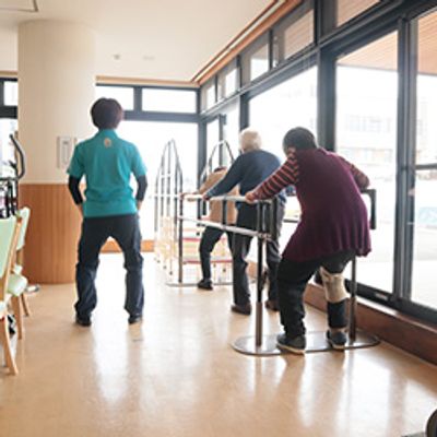 機能訓練で笑顔の利用者