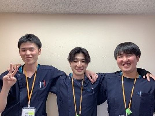 笑顔のスタッフが並ぶ内観  