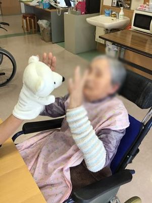 人とパペット遊びの様子