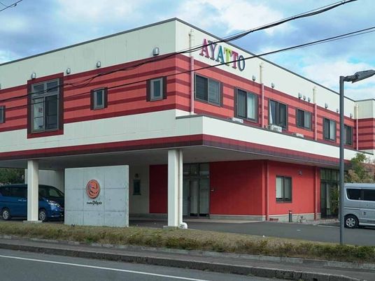 赤い外観の建物外観  