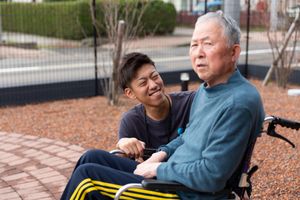 車椅子と男性の庭