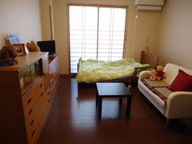 ベッドとソファの居室 居室 自然光が差し込む居室で、快適な空間が広がります。リラックスできる家具も揃っています。
