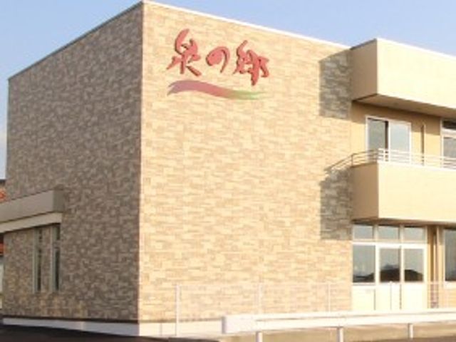 外観の建物 外観 温かな色合いの建物で、採光性の良い窓が特徴です。明るい雰囲気で働きやすさを感じられます。